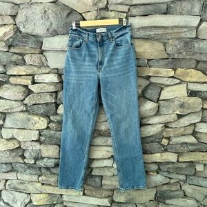 Abercrombie and Fitch 90’s Straight Ultra High Rise Jeans 28